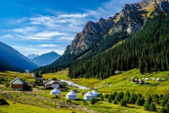 Vallée d'altyn arashan au kirghizistan