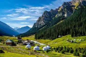 Vallée d'altyn arashan au kirghizistan