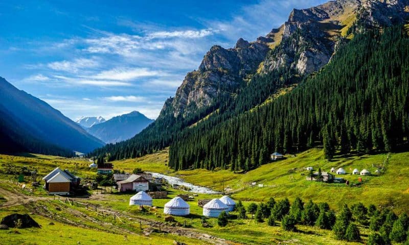 Vallée d'altyn arashan au kirghizistan
