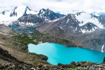 Trekking vers le lac de montagne Ala Kul